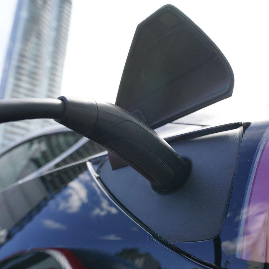 Ottawa funds $25M for companies to build EV chargers, buy natural gas-powered trucks